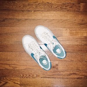 Nike | White & Blue Sneakers